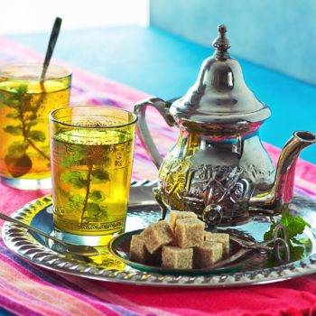 الشاي المغربي: رمز الصداقة والضيافة والتقارب