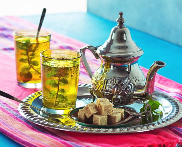 الشاي المغربي: رمز الصداقة والضيافة والتقارب