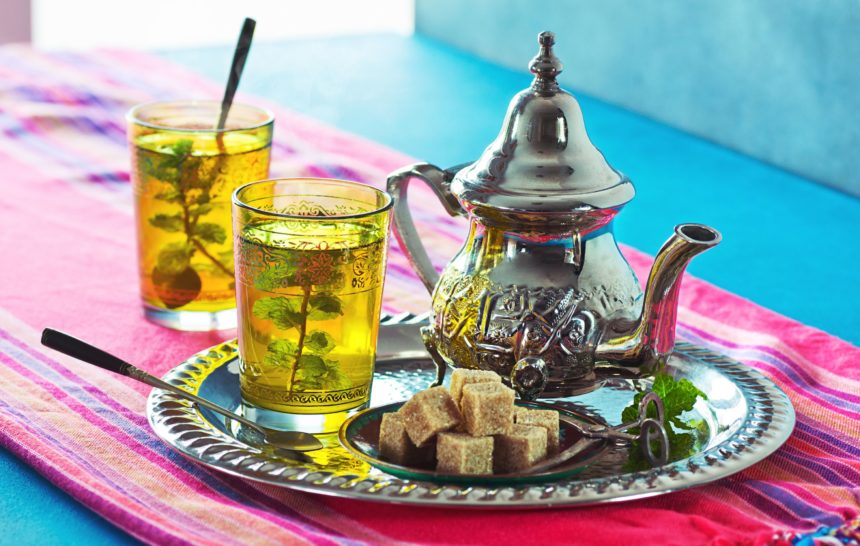 الشاي المغربي: رمز الصداقة والضيافة والتقارب